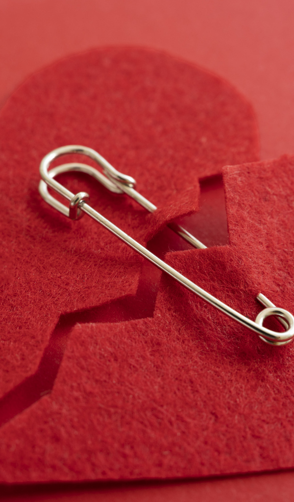 Разбитое сердце скрепили английской булавкой