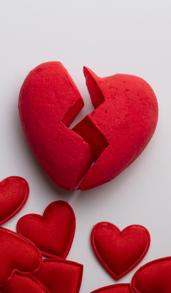 Разбитое сердце с маленькими красными сердечками