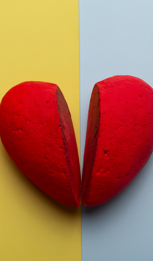 Разбитое красное сердце