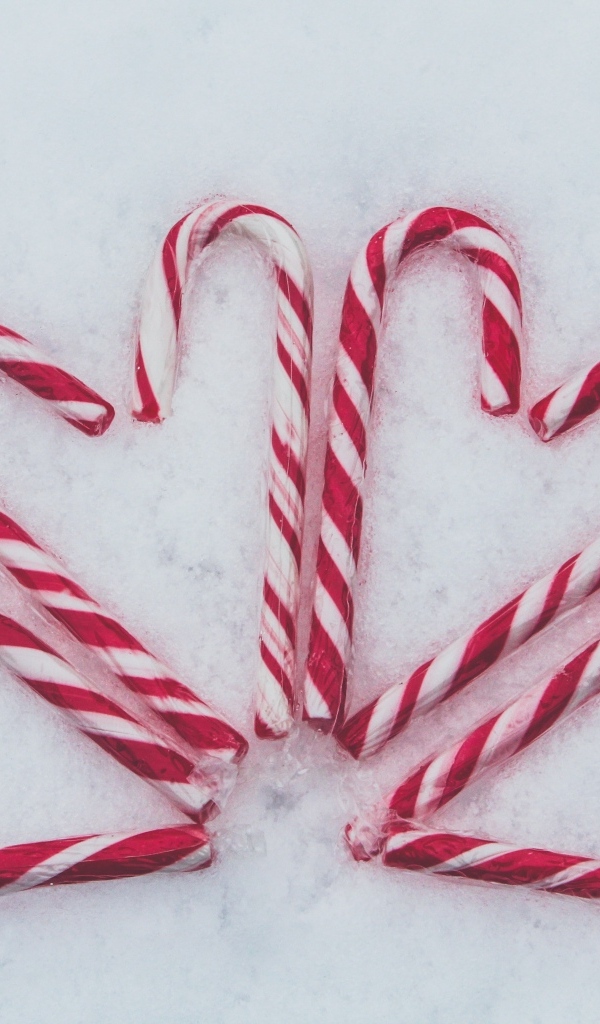 Сердечки из конфет на снегу