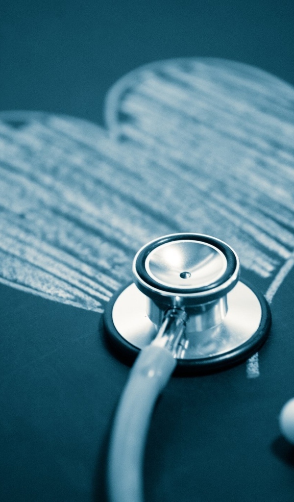 Нарисованное мелом сердце со стетоскопом