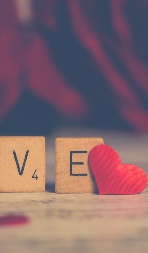 Кубики с надписью любовь и маленьким красным сердцем