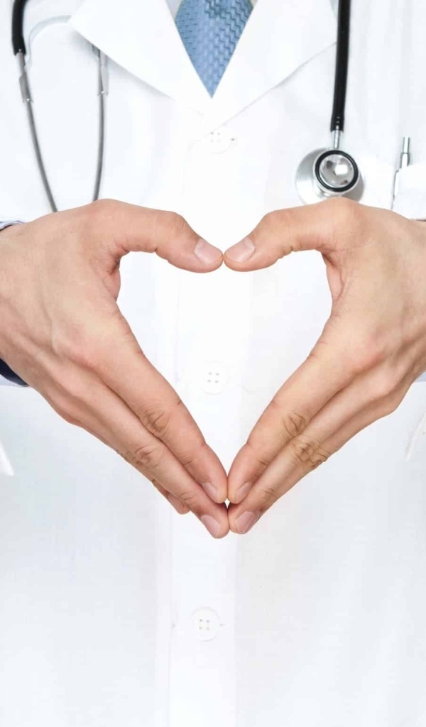 Доктор делает сердце ладонями рук