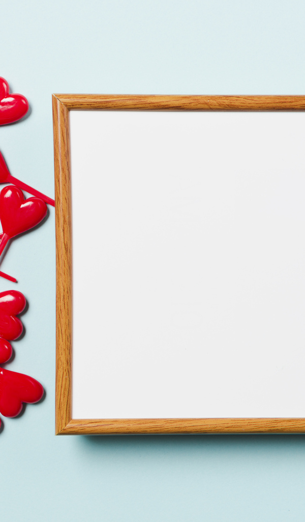 Рамка и красные сердечки на голубом фоне, шаблон открытки