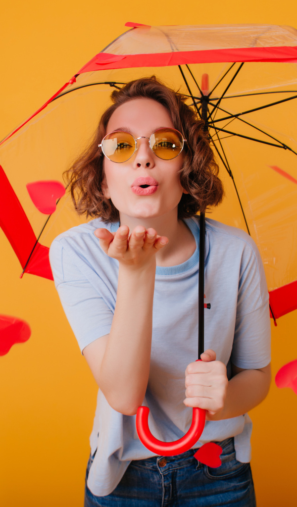 Девушка под зонтом с сердечками