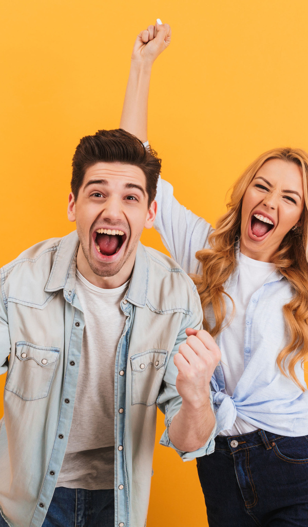 Счастливая пара на оранжевом фоне