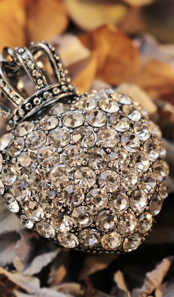 Кулон в форме сердца с короной  усыпан камнями