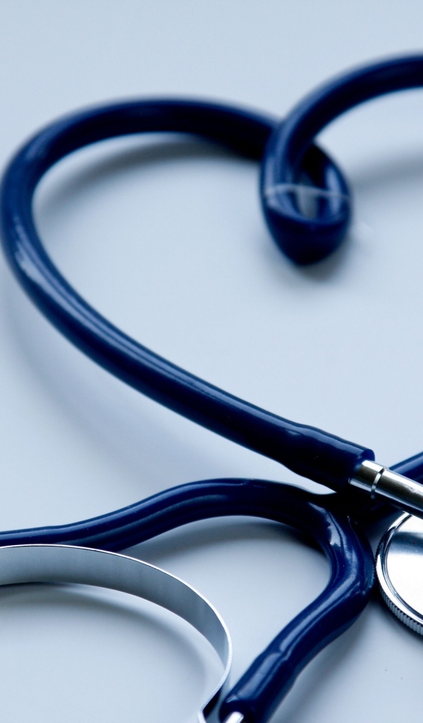 Сердце из стетоскопа на сером фоне