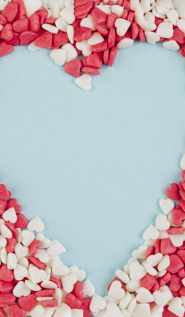 Сердце на голубом фоне из маленьких сладких сердечек