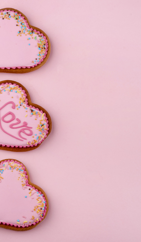 Печенье в форме сердца на розовом фоне