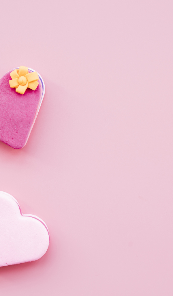 Печенье в форме сердца на розовом фоне