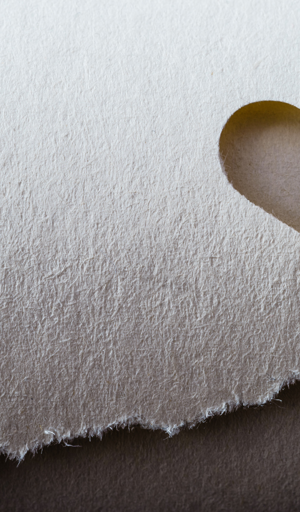 Дырка в бумаге в форме сердца