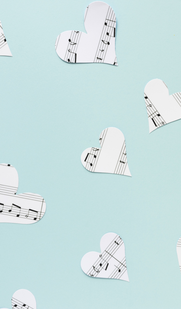 Сердечки из нотной тетради на голубом фоне