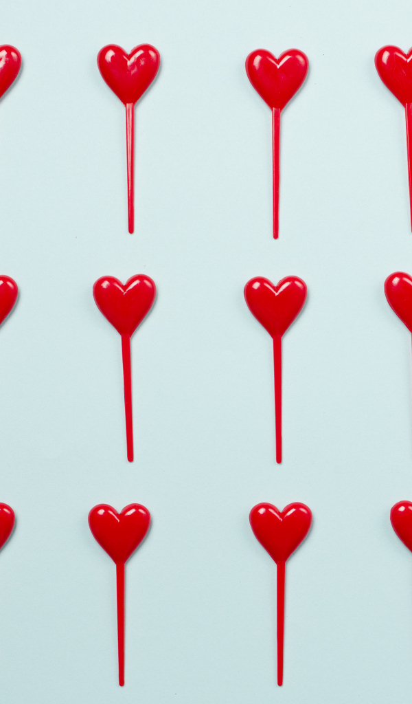 Сердечки на палочке на голубом фоне