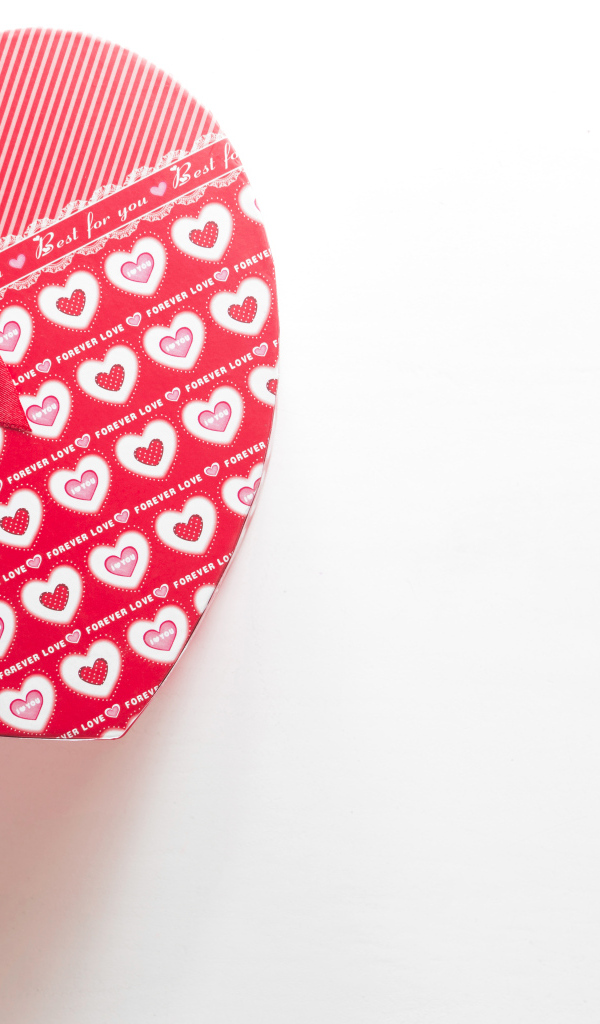 Большая подарочная коробка в форме сердца на белом фоне