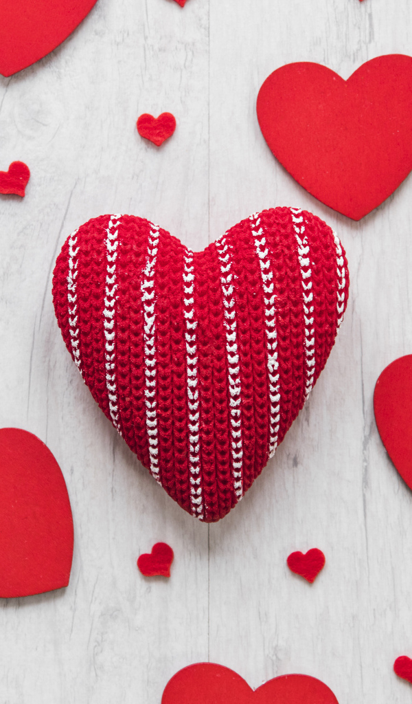 Много красных сердец на белом деревянном столе