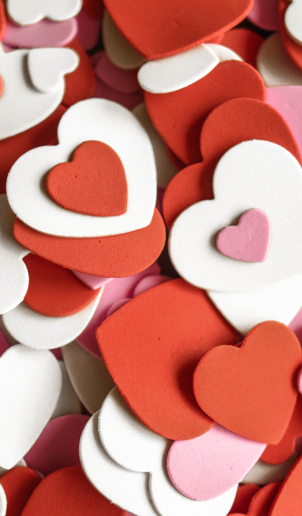 Много маленьких бумажных разноцветных сердечек