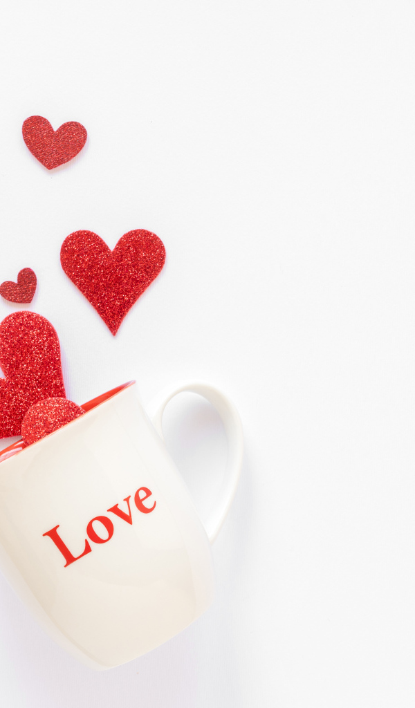 Кружка с надписью любовь с красными сердечками на белом фоне