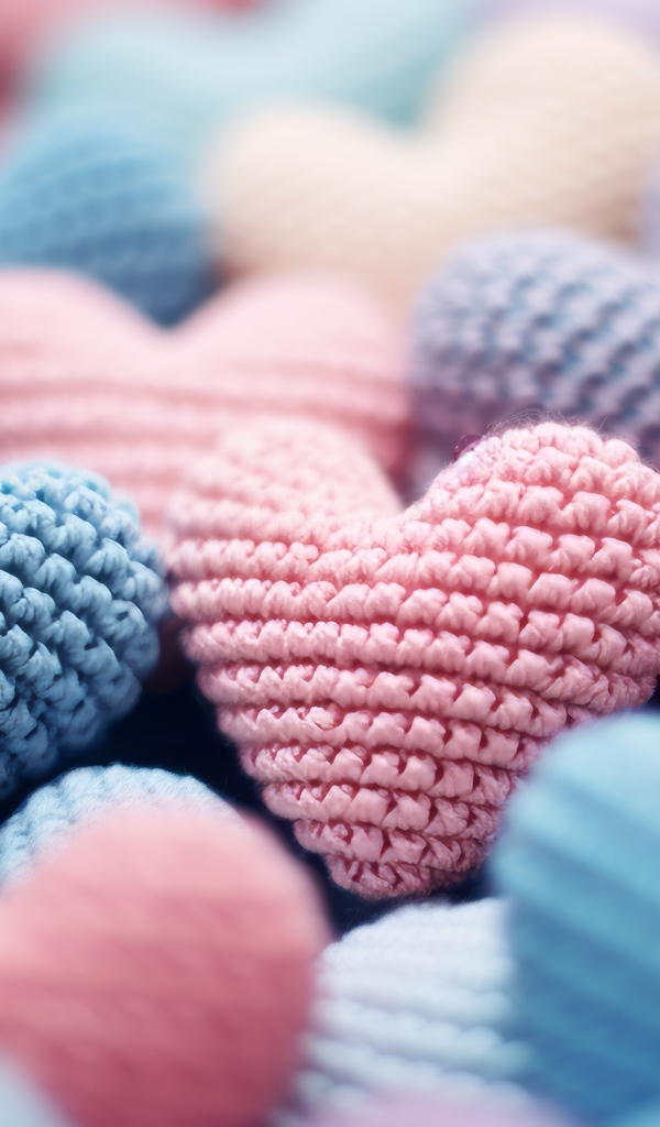 Разноцветные вязаные сердечки