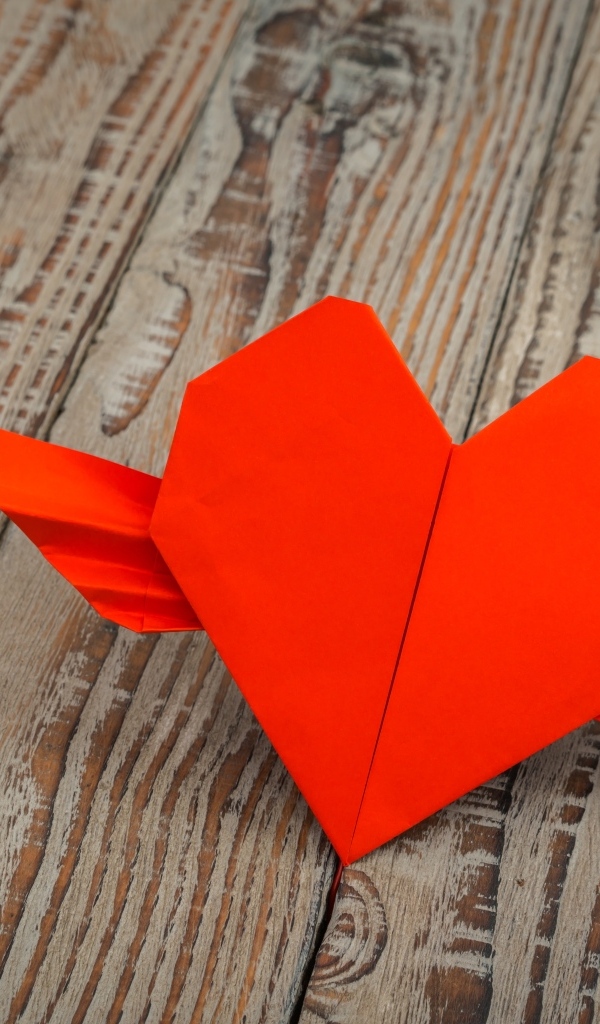 Бумажное красное сердце на деревянных досках
