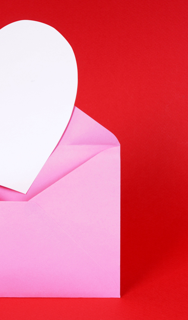 Розовый конверт с сердцем на красном фоне, шаблон для открытки