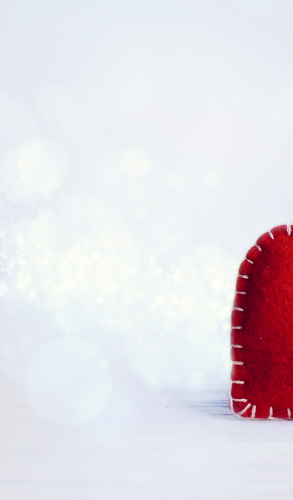 Красное тканевое сердце на сером фоне