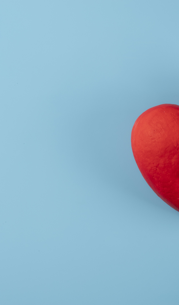 Красное сердце слушают стетоскопом