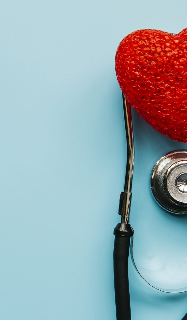 Красное сердце с стетоскопом на голубом фоне