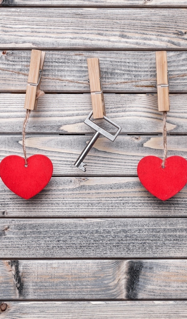 Красные сердечки и ключ с прищепками на веревке