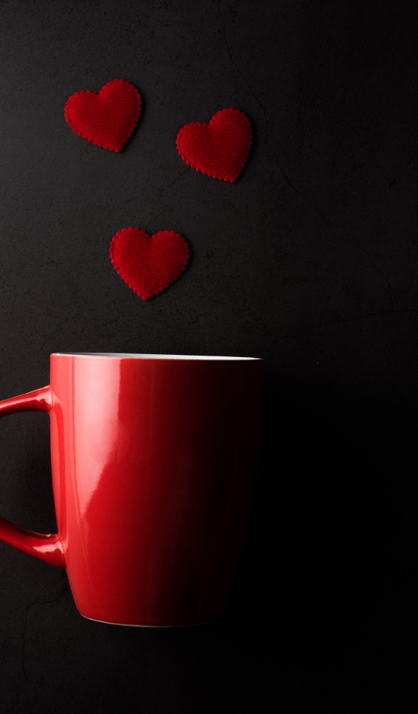 Красная кружка и сердечки на черном фоне