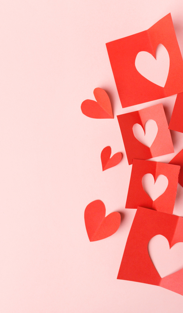 Сердечки из красной бумаги на сером фоне