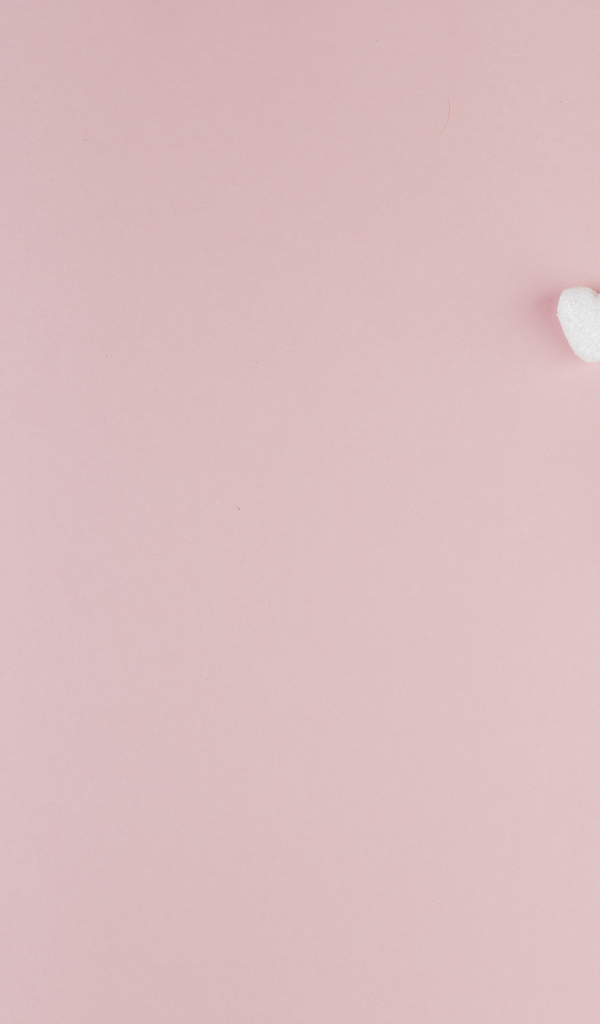 Маленькие белые сердечки на розовом фоне