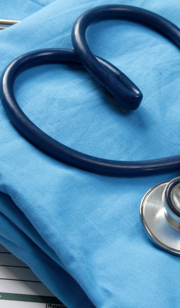 Стетоскоп с медицинским халатом на столе