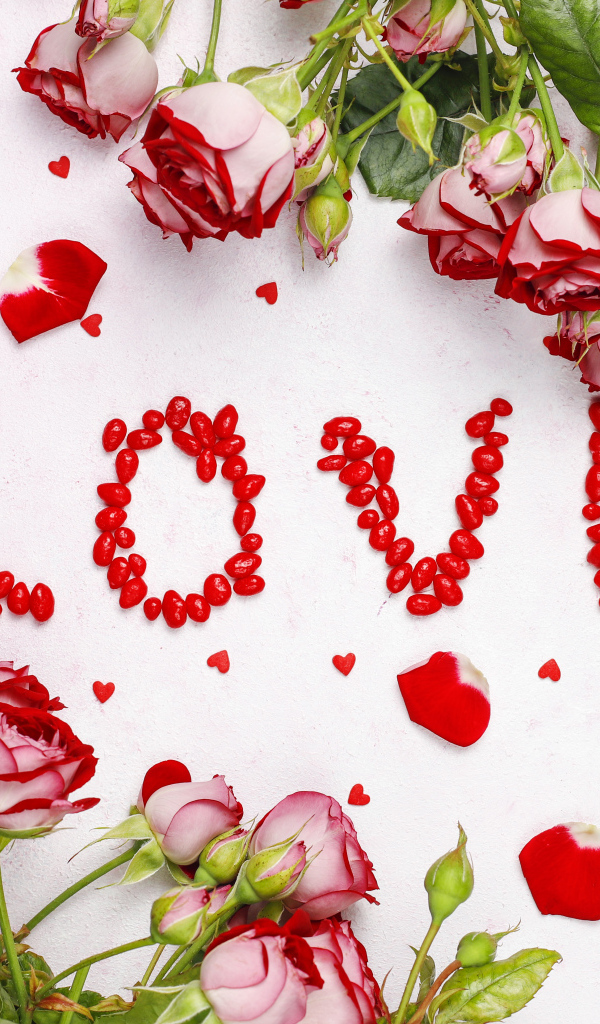 Надпись любовь с розами на белом фоне