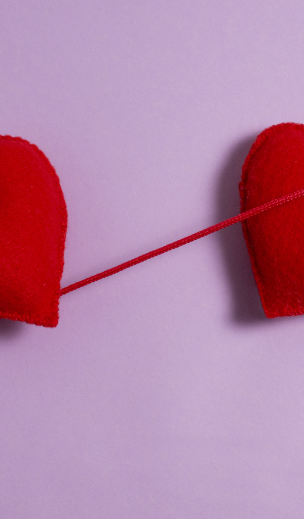 Два сердечка на красной нити