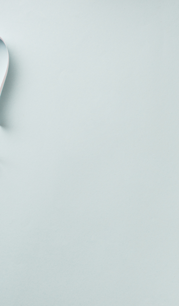 Две полоски белые полоски в форме сердца на голубом фоне