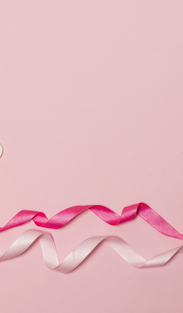 Вафельный рожок с сердечками, лентами и листом бумаги на розовом фоне