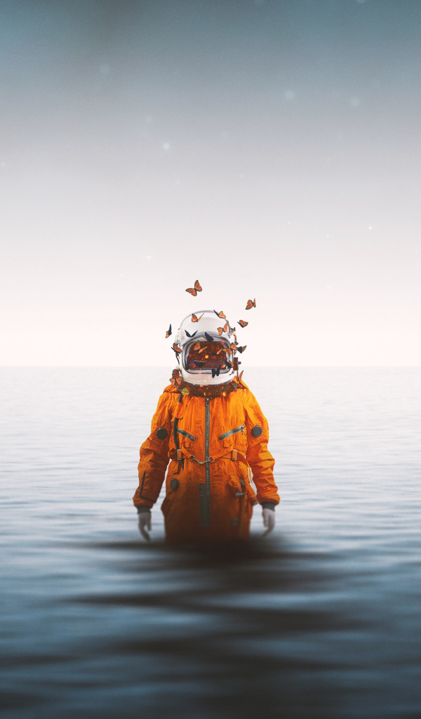 Аквалангист в костюме выходит из моря