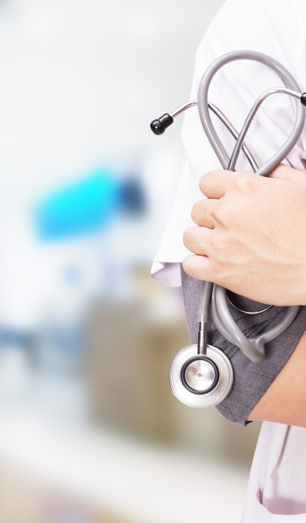 Врач держит в руках стетоскоп