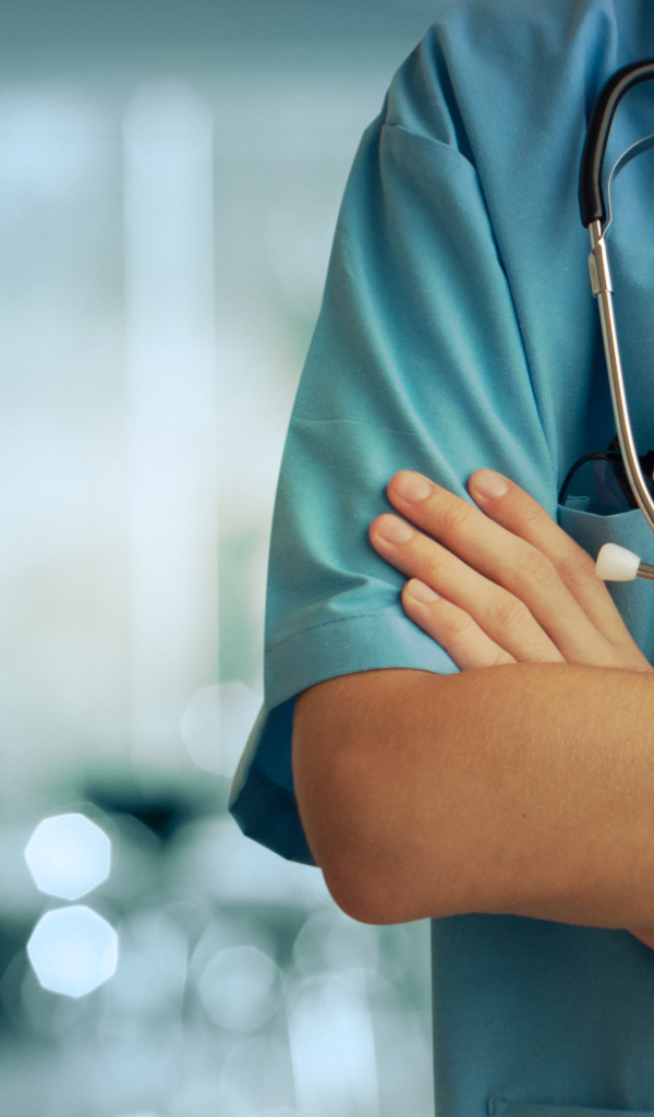 Врач в голубом медицинском костюме