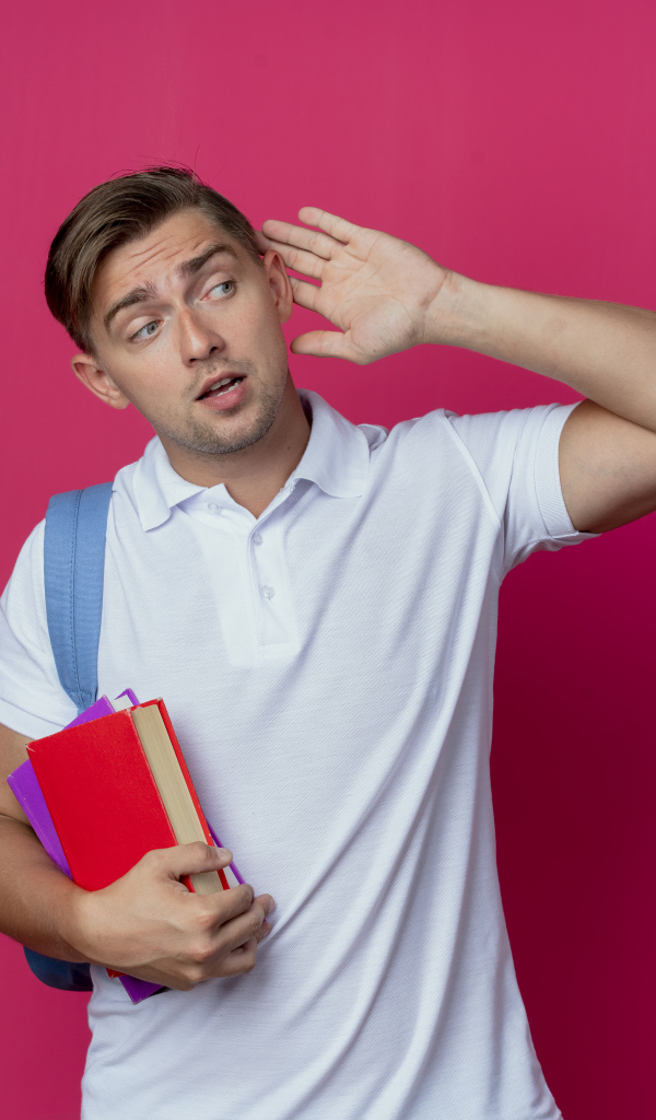 Парень с книгами в руке на красном фоне