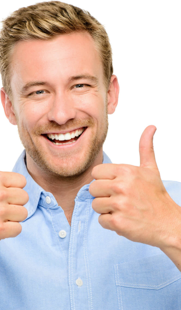 Улыбающийся парень показывает класс 