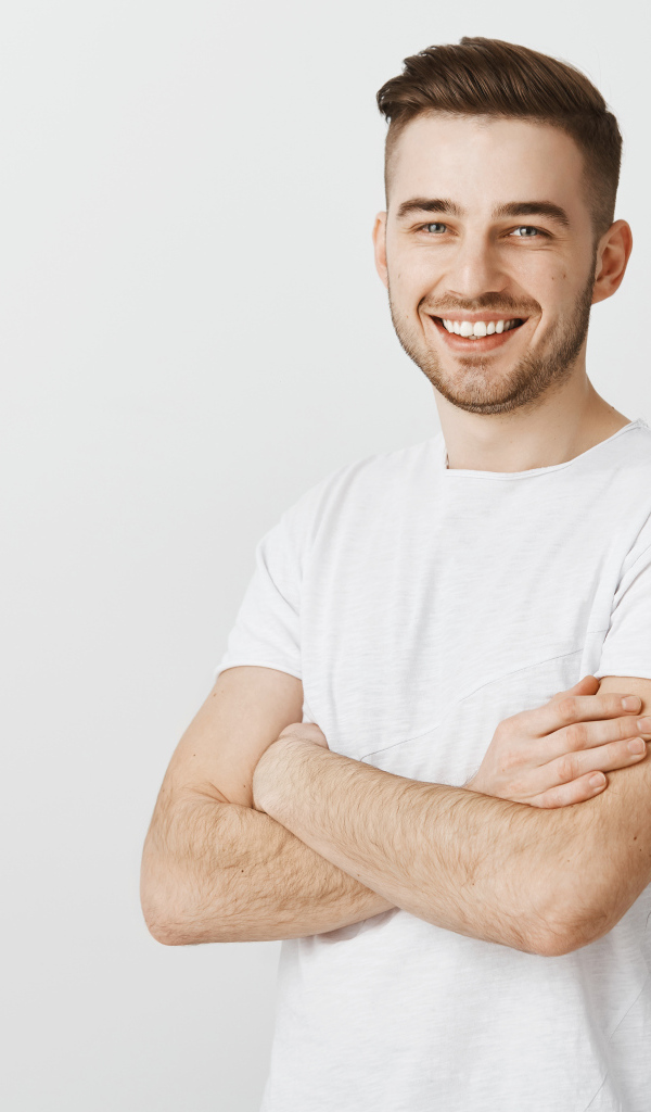 Улыбающийся молодой человек с белой футболке