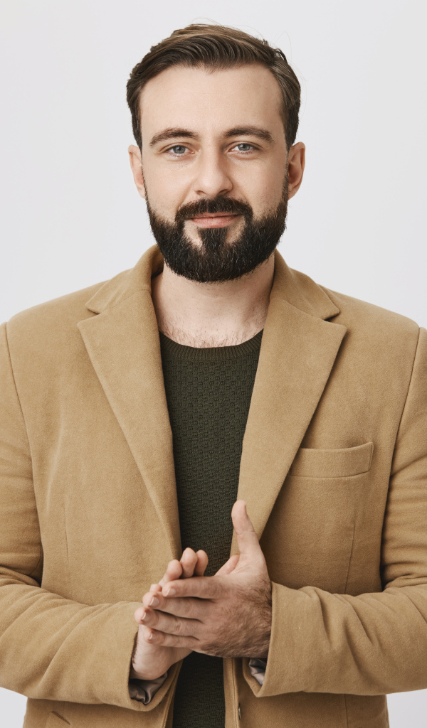 Стильный мужчина в коричневом пиджаке