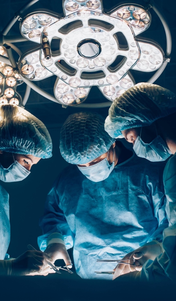 Три врача делают операцию 