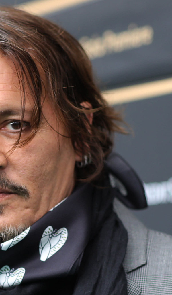 Актер Джонни Депп с платком на шее