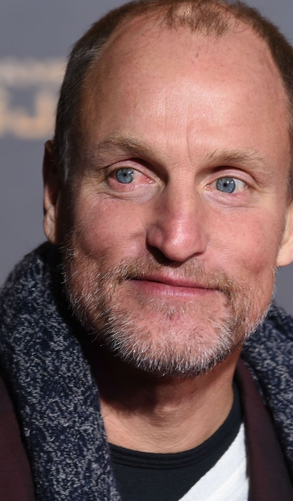 Актер Вуди Харрельсон в пальто