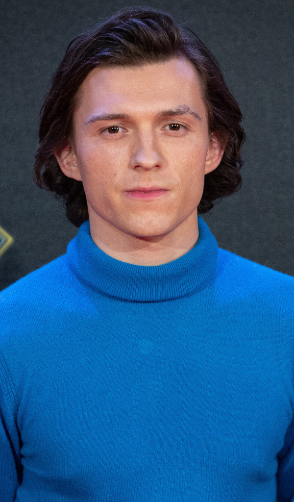 Английский актер Том Холланд в голубом свитере