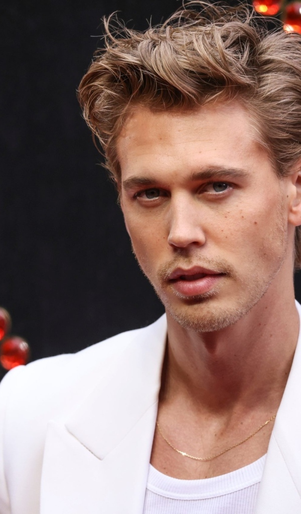 Красивый молодой актер Остин Батлер