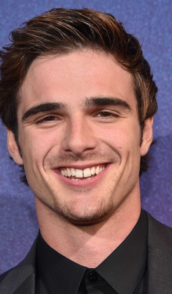 Улыбающийся молодой актер Джейкоб Элорди